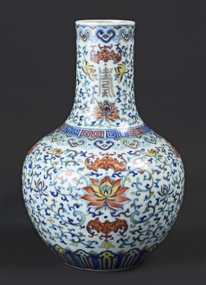 CHINE - XIXe siècle Vase de forme bouteille en porcelaine décorée en bleu sous couverte...