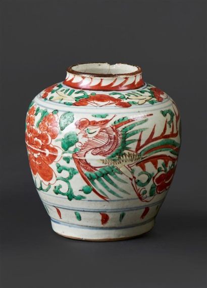 CHINE - PÉRIODE TRANSITION, XVIIE SIÈCLE Pot en porcelaine décorée en émaux polychromes...