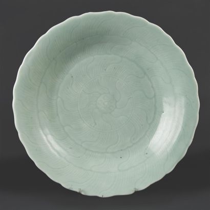 CHINE - XIXe siècle Plat polylobé en porcelaine émaillée céladon à décor ciselé sous...
