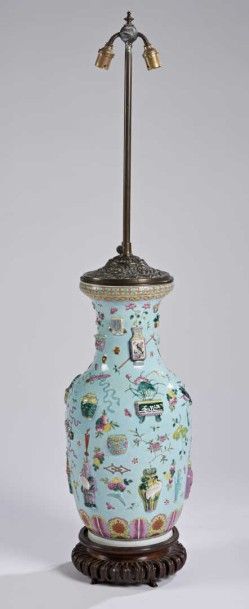 CHINE Vase en porcelaine à fond bleu dit "aux mille souhaits" et au mobilier Epoque...