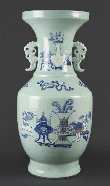 CHINE - XIXe siècle Important vase balustre à col évasé en porcelaine émaillée céladon...