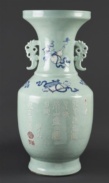 CHINE - XIXe siècle Important vase balustre à col évasé en porcelaine émaillée céladon...