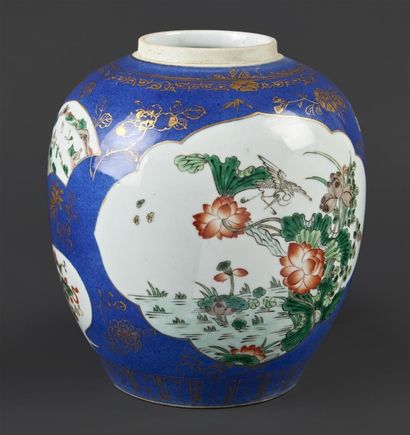CHINE - XIXe siècle Pot à gingembre en porcelaine émaillée bleu poudré et or à décor...