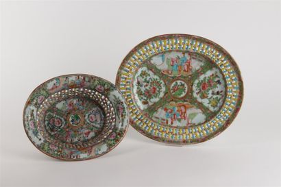 CHINE, Canton - XIXe siècle Panier de forme ovale et son présentoir en porcelaine...