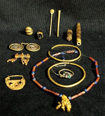 null LOT DE BIJOUX comprenant trois éléments de collier en agathe et lapis lazuli...