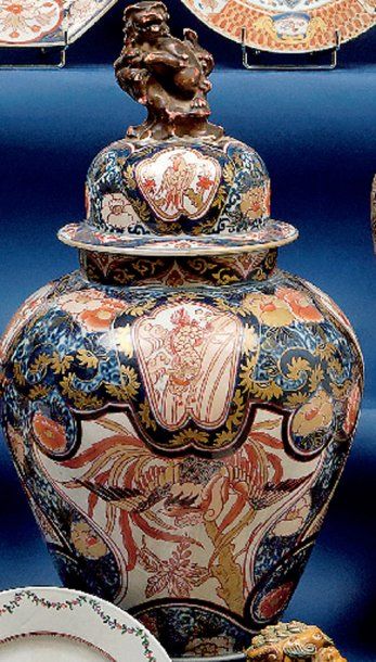 null Bayeux. Potiche couverte en porcelaine à décor polychrome dit Imari de phenixs,...