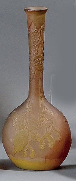 null Vase soliflore à base bulbeuse aplatie et à long col. Epreuve en verre doublé,...