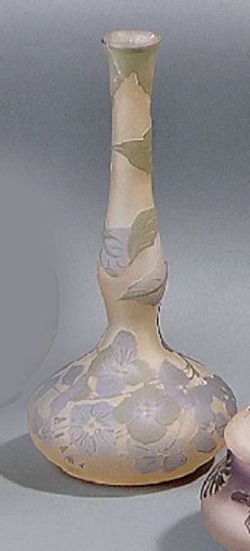 null Vase soliflore à base bulbeuse et long col soliflore renflé. Epreuve en verre...