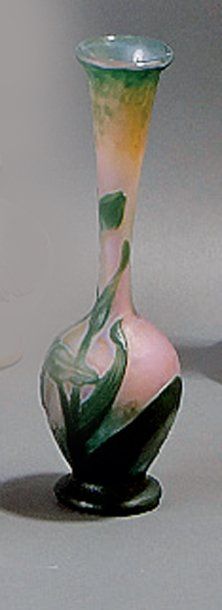 null Vase tube à base renflée sur talon annulaire. Epreuve en verre blanc et vert...