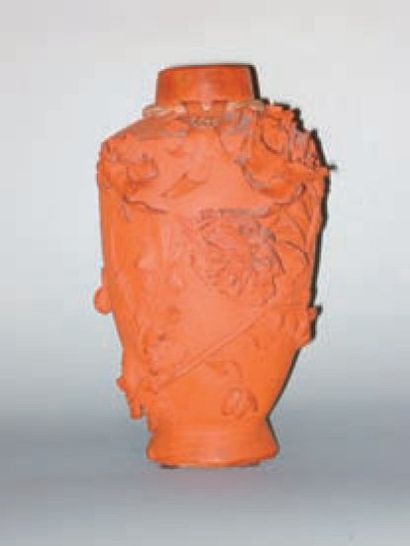 null Vase balustre en terre cuite à motifs de pavots en relief, patine terre, NS,...