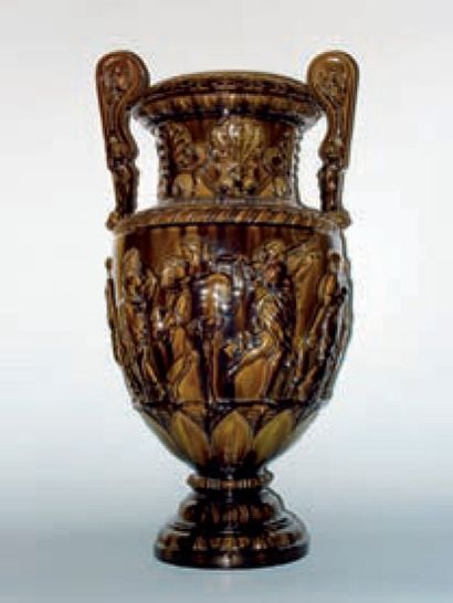 Clément MASSIER Très important vase balustre à deux prises, riche décor en relief...