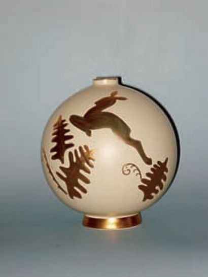 null Vase boule en faïence sur talon à petit col, décor d'une biche bondissante dans...