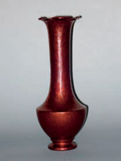 null Vase balustre en grès sur talon à long col s'ouvrant en corolle, bel émail rouge...