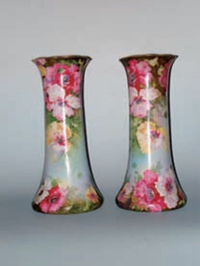 null LIMOGES. Paire de vases évasés en porcelaine, décor de motifs floraux et végétaux,...