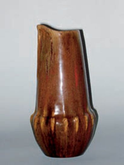 Pierre-Adrien DALPAYRAT Vase pincé en grès, décor d'une frise incisée, émaux gris,...