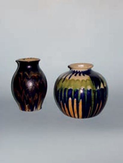 BOMPARD Ensemble comprenant deux vases en grès, décor de coulures bleues et brunes...