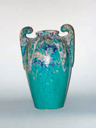 Auguste LABAUME Important vase ovoïde en faïence à volutes formant prises latérales,...