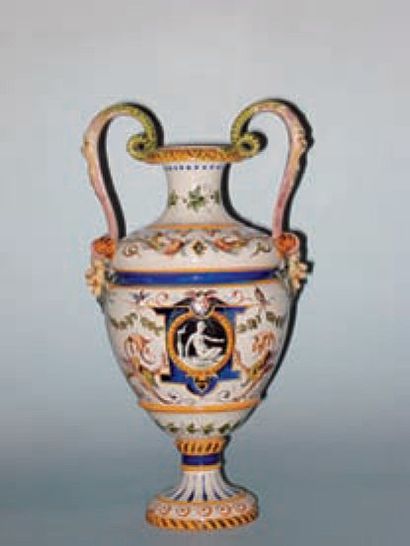 GINORI Vase balustre en faïence sur piédouche dans le goût de la Renaissance, anses...