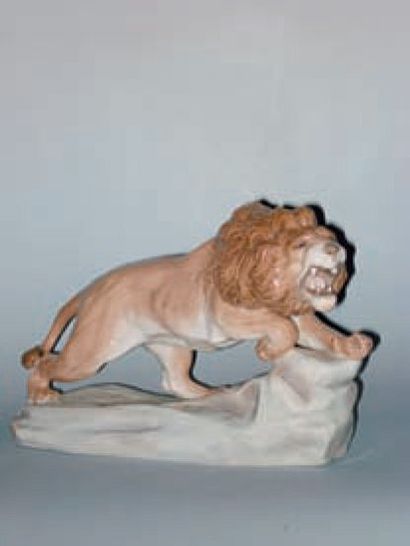 AMPHORA Sujet en porcelaine sur terrasse présentant un lion, émaux brun et gris....