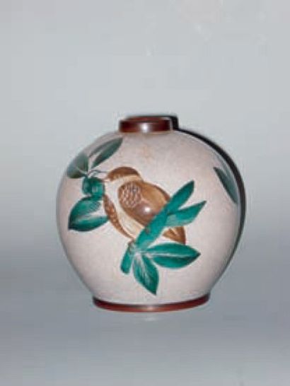BING & GROENDAHL Petit vase sphérique en porcelaine à court col décor d'un oiseau...