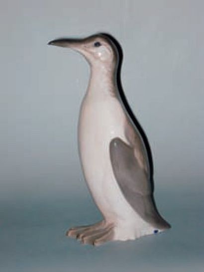 ROYAL COPENHAGUE Chr.THOMSEN Guillemot en porcelaine, émail gris, beige rosé et blanc....