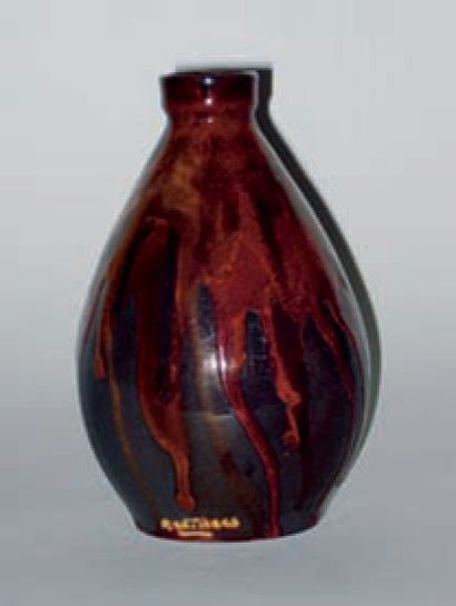 MONTIERES Vase piriforme en faïence à décor de coulures brunes sur fond noir, reflets...