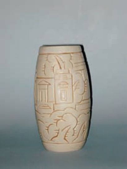 MOUGIN NANCY Vase ovoïde en grès à décor Art déco incisé d'une architecture néo-classique...