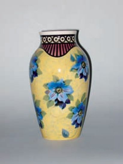 VILLEROY ET BOCH Vase balustre en faïence à décor d'un semis de fleurs et rinceaux...