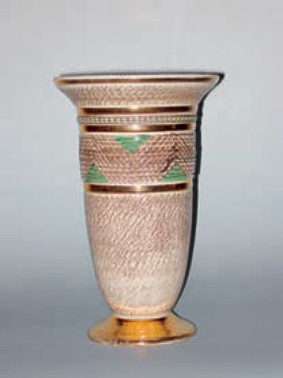 Lucien BRISDOUX Vase cornet sur piédouche en faïence, décor guilloché et incisé de...
