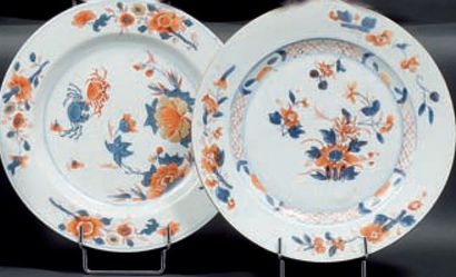 CHINE Plat rond et trois assiettes décorés dans la palette Imari de fleurs. XVIII...