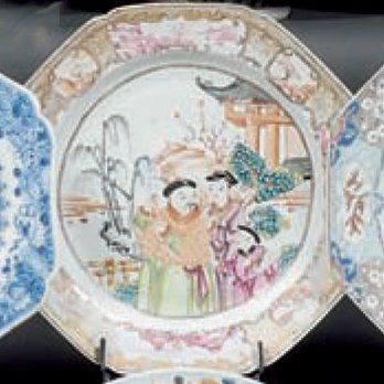 CHINE Assiette octogonale à décor dit « Mandarin » d'une scène animée de personnages...