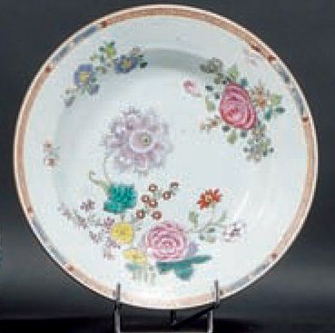 CHINE Assiette ronde creuse à décor floral en émaux de la Famille Rose. XVIIIème...