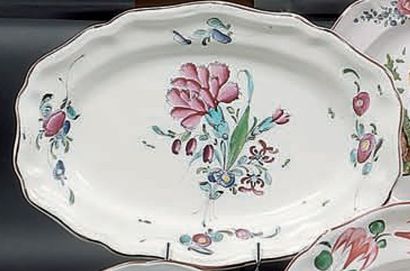 SCEAUX Plat ovale de forme argenterie, à décor polychrome Floral dont l'oeillet épanoui...