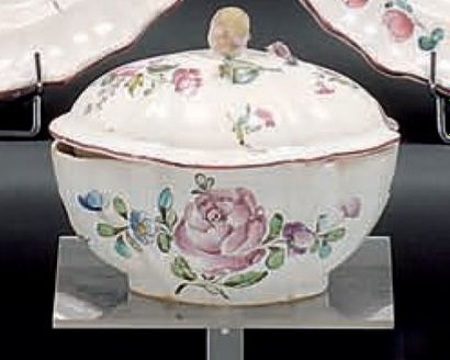 SCEAUX Sucrier ovale couvert décoré de bouquets de fleurs fines. Circa 1760/1770....