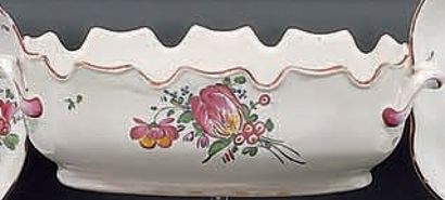LUNEVILLE Rafraîchissoir à verres ovale décoré au petit feu de fleurs. Fin du XVIII...