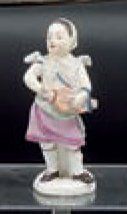 VIENNE Statuette représentant un amour changé en joueuse de vielle, debout sur une...