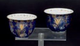 VENISE Deux petits bols à fond bleu poudré décoré à l'or de feuillages dans le style...