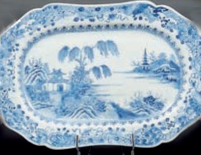 CHINE Petit plat ovale à bordure contournée décoré en bleu sous couverte d'un paysage...