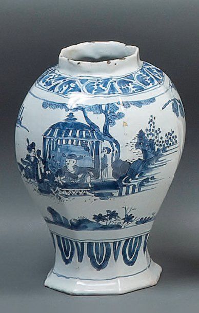 NEVERS Vase à pans coupés à décor en camaïeu bleu de scènes chinoises animées de...