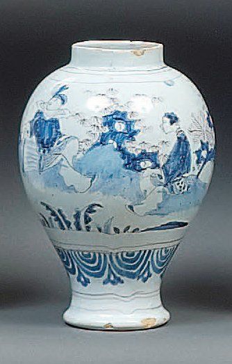 NEVERS Vase balustre à décor bleu et manganèse de Chinois dans des paysages lacustres...