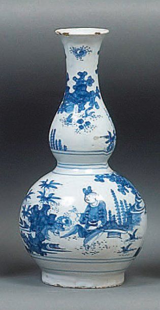 NEVERS Vase de forme balustre à double renflement à décor en camaïeu bleu de Chinois...