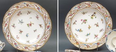 SEVRES Deux assiettes à potage en porcelaine tendre du service à point d'Espagne...