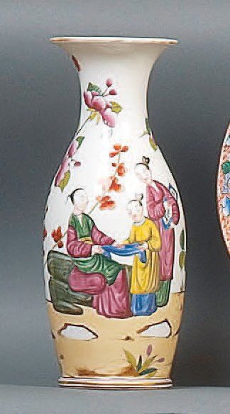 BAYEUX Vase de forme balustre à décor polychrome d'une famille chinoise sur des rochers...