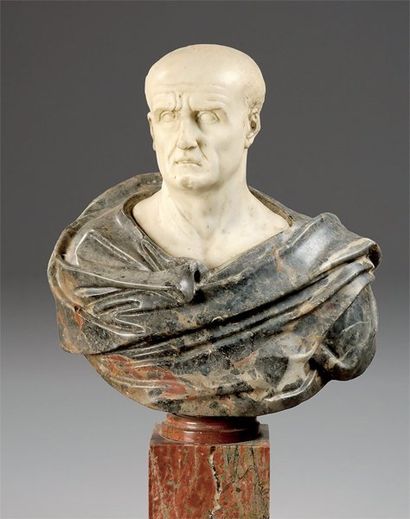null Petit buste de romain, la tête en marbre blanc, la toge en marbre gris. Sur...