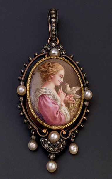 null PENDENTIF en argent et or jaune, serti d'un émail ovale polychrome "Jeune femme...