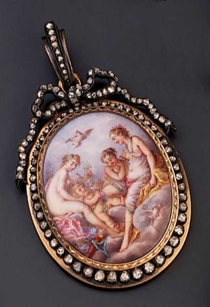 null PENDENTIF formant médaillon en argent et or rose, serti d'un émail ovale polychrome...