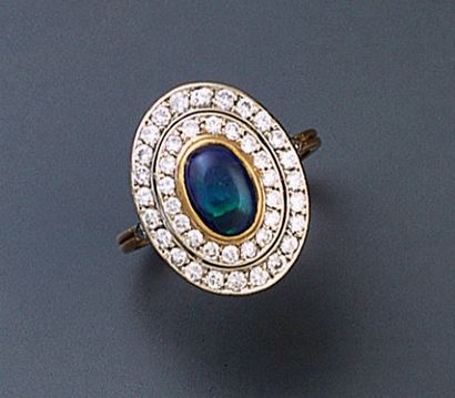 null BAGUE en or de deux tons, ornée d'une opale noire ovale cabochon dans un double...