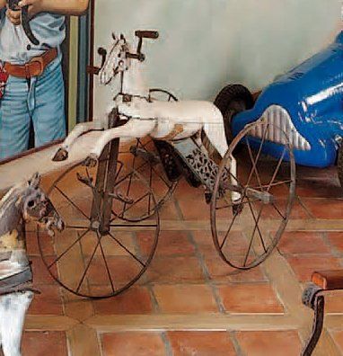 null Petit tricycle de salon, figurant un cheval en bois sculpté. 77 x 65.