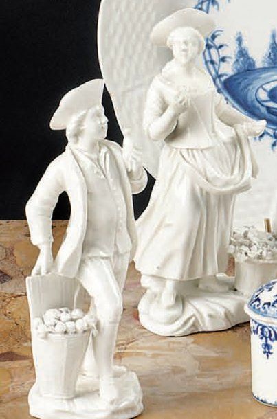 TOURNAI. Paire de statuettes en porcelaine tendre émaillée blanche représentant une...