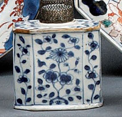 CHINE. Compagnie des Indes. Boîte à thé décorée de fleurs en bleu sous couverte....